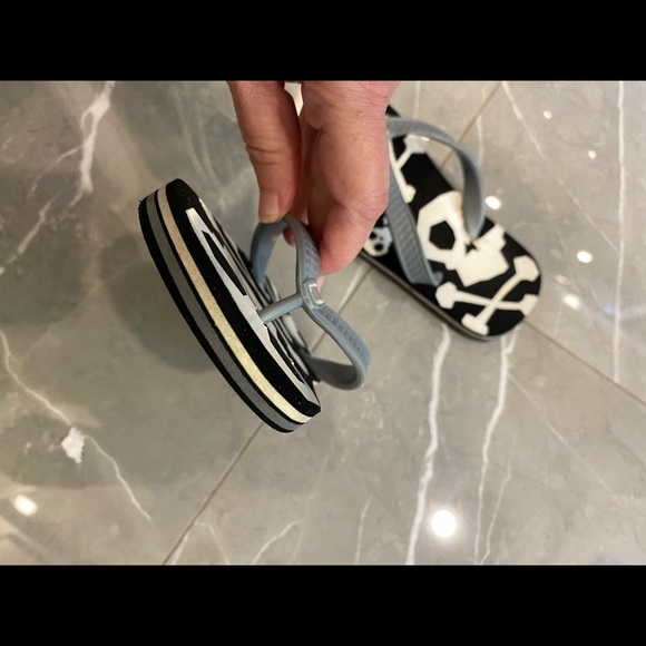 Gap toddler skeleton flip flops - Picture 5 of 7